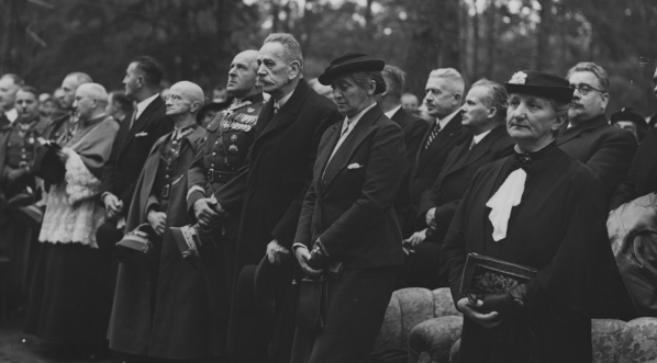  Uroczystość poświęcenia budynku Szkoły Powszechnej im. Józefa Piłsudskiego w Sulejówku, wrzesień 1937 roku.  