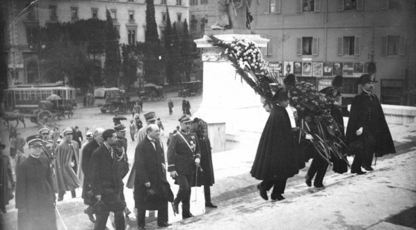 Gen. Kazimierz Sosnkowski składa wieniec na Grobie Nieznanego Żołnierza w Rzymie w listopadzie 1924 roku.  