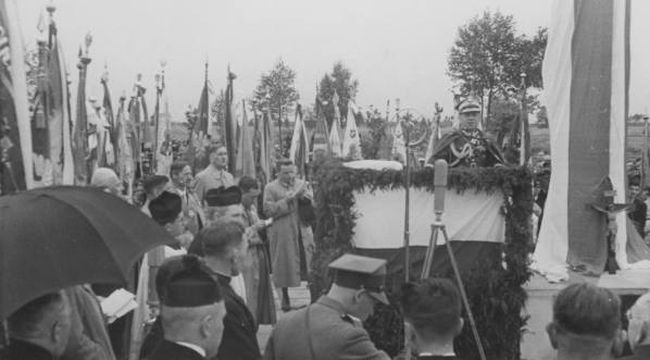  Uroczystość odsłonięcia pomnika księdza Ignacego Skorupki w Ossowie podczas Święta Pułkowego 36. pułku piechoty Legii Akademickiej,  4.06.1939 r.  