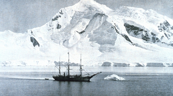  Statek "Belgica" zakotwiczony przy Mount William.  