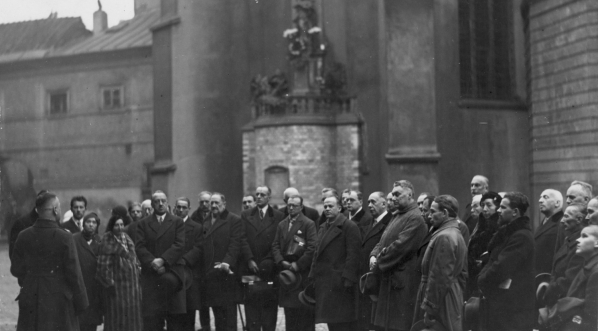  Uroczystość odsłonięcia tablicy pamiątkowej ku czci Artura Oppmana w listopadzie 1933 roku.  