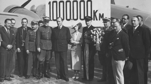  Uroczystość na lotnisku Okęcie w Warszawie z okazji przelotu przez pilota Klemensa Długaszewskiego 1000000 km w służbie lotnictwa komunikacyjnego 17.06.1936 r.  