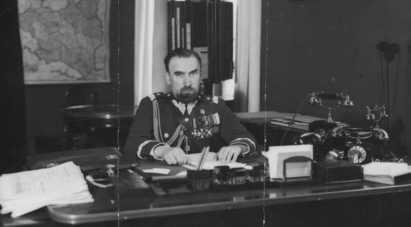  Komendant główny Policji Państwowej Józef Kordian Zamorski w gabinecie pracy.  