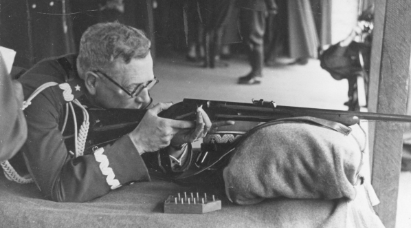  Generał brygady Franciszek Kleeberg oddaje honorowy strzał z karabinka sportowego (kbks) wz. 31.  