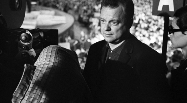  Stanisław Bareja w trakcie realizacji filmu "Pzygoda z piosenką" w 1968 roku.  