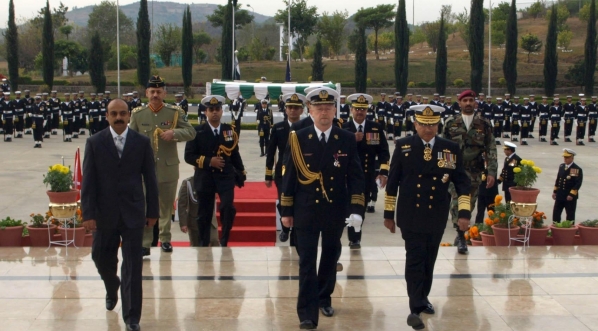  Dowódca Marynarki Wojennej wiceadmirał Andrzej Karweta w trakcie roboczej wizyty w Siłach Morskich Pakistanu w grudniu 2008 roku.  