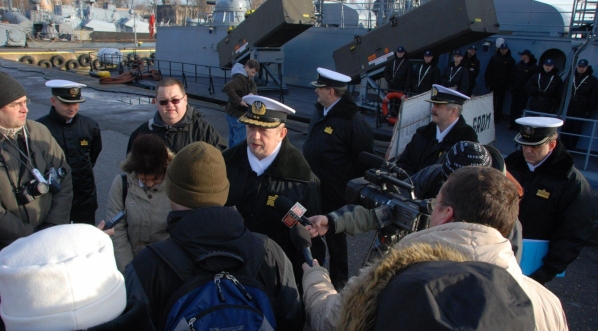  Dowódca MW wiceadmirał Andrzej Karweta z przedstawicielami mediów.  