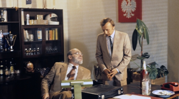 Jerzy Przybylski i Wojciech Pokora w serialu Stanisława Barei "Zmiennicy" z 1986 roku.  