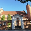 Kościół obronny w Brochowie (widoczny fragment okalających go murów). ...