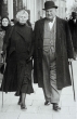 Mieczysław Frenkiel i Lucyna Kotarbińska idący ulicą. ...