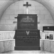 Krypta z sarkofagiem prezydenta RP Gabriela Narutowicza w katedrze św. ...