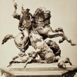 Fotografia rzeźby jeźdźca polującego na niedźwiedzia. ...