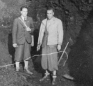 Geolodzy Tadeusz Bocheński i Henryk Świdziński w nierozpoznanym wyrobisku.