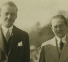 Henryk Grocholski (wyższy, w ciemniejszym garniturze) ze swoim ciotecznym bratem Romanem Sanguszką.