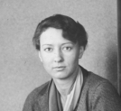 Halina Konopacka - Matuszewska prezentuje nagrodę puchar i dyplom, którą otrzymała za najlepszy wynik sportowy w 1928 roku.