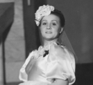 Śpiewaczka Lucyna Szczepańska wybrana "wicekrólową mody" podczas balu zorganizowanego przez Związek Autorów Dramatycznych w Warszawie 9.01.1937 r.