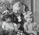 Mieczysław Frenkiel jako dziedzic Józef Czarski, ojciec Reny w towarzystwie dzieci w filmie na Sybir" z 1930 roku.