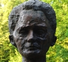 Popiersie Marii Skłodowskiej Curie z jej pomnika w parku Jordana w Krakowie.