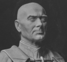Rzeźba dłuta Henryka Kuny przedstawiająca marszałka Edwarda Rydza-Śmigłego.