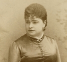 Bronisława Dowiakowska w obcisłej sukni.