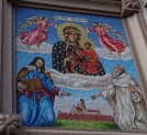 Mozaika z Matką Boską Częstochowską i widoczną w tle wieżą  w klasztorze na Jasnej Górze.