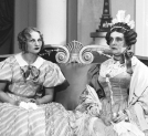 Teresa Suchecka i Zuzanna Zalewska w przedstawieniu "Wychowanka" w Teatrze im. Juliusza Słowackiego w Krakowie we wrześniu 1935 r.