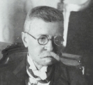 Edward Porębowicz pomiędzy dwoma nierozpoznanymi osobami.