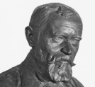 Rzeźba dłuta Balbiny Świtycz-Widackiej przedstawiająca popiersie Adolfa Dygasińskiego.