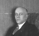 Delegat Polskiej Akademii Umiejętności, dyrektor Biblioteki Polskiej Franciszek Pułaski w swoim gabinecie w  Stacji Naukowej Polskiej Akademii Umiejętności w Paryżu  w 1929 r.