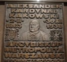 Tablica ku czci Kardynała Aleksandra Kakowskiego, Arcybiskupa Metropolity Warszawskiego, w Archikatedrze Św. Jana w Warszawie.