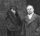 Pianista i kompozytor Józef Hofmann z żoną przed bramą domu, w którym się urodził.