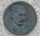 Portret Agatona Gillera na jego grobie na Starych Powązkach w Warszawie.