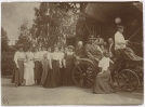 Aurelia i Władysław Reymontowie (w kapeluszu) w towarzystwie znajomych we Florianowie (1909 r.)