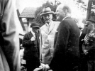 Prezydent RP  Ignacy Mościcki (w jasnym garniturze) z wizytą u ordynata Alfreda Potockiego (stoi bokiem)  (lipiec 1929 r.)