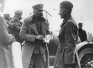 Wojna polsko-radziecka. Józef Piłsudski w rozmowie z generałem Edwardem Śmigłym-Rydzem.