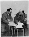 Maciej Ścieżyński w rozmowie z Karolem Radkiem podczas obrad Ligi Narodów w Genewie. (1932 r.)
