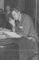 Artur Rodziński - dyrygent, dyrektor orkiestry w Clevland podczas czytania nut.