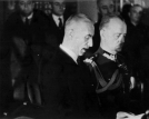 Prezydent RP Władysław Raczkiewicz i premier RP Władysław Sikorski podczas składania oświadczeń. (foto. Czesław Datka, Paryż, październik 1939 r.)