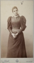 Portret Wandy Siemaszkowej (1867-1947), aktorki (ujęcie całej postaci en face).