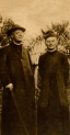 Jan Rzymełka (po lewej) i Stanisław Piasecki w ogrodzie ks. Misjonarzy w Kurytybie.