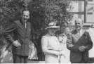 Alfred Potocki, IV Ordynat Łańcucki (z prawej), z matką Elżbietą Potocką i ministrem spraw zagranicznych Józefem Beckiem w ogrodzie przed zamkiem łańcuckim w sierpniu 1937 roku.