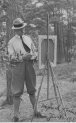 Artysta malarz Wojciech Kossak podczas malowania obrazu w lesie w trakcie pobytu w Juracie w 1937 r.