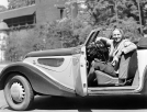 Aktorka Teresa Suchecka w swoim samochodzie na krakowskiej ulicy w 1938 r.