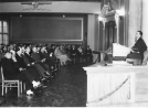 Mecenas Włodzimierz Szczepański wygłasza przemówienie podczas zebrania pracowniczego Bezpartyjnego Bloku Współpracy z Rządem w Poznaniu w 1935 roku. .