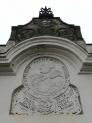 Portret Stanisława II Augusta nad bramą dawnego alumnatu w Trzemesznie.