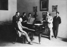 Śpiewak Konstanty Kniaginin w Krakowie w gronie muzyków w 1927 roku.