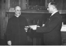 Wręczenie złotej odznaki Ligi Obrony Powietrznej i Przeciwgazowej ks. Teodrowi Taczakowi przez prezesa Bronisława Taszyckiego 29.11.1938 r.