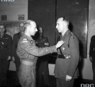 Naczelny Wódz gen. Tadeusz Bór-Komorowski dekoruje odznaczeniem brytyjskiego pułkownika Mitchela, Londyn, 11.06.1945 r.