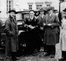 Janusz Kusociński przy swoim samochodzie marki Buick ufundowanym przez Polaków z Ameryki