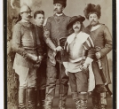 Grupa osób w kostiumach historycznych tworząca  "żywy obraz" wg "Ogniem mieczem" Henryka Sienkiewicza.